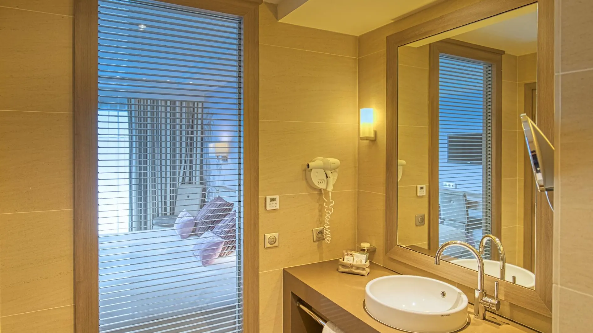 Hotel Le Nouveau Monde Saint-Malo 4*,